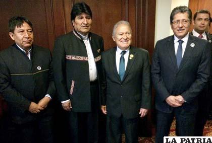 Salvador Sánchez Cerén, presidente de El Salvador, junto al Presidente Evo Morales, y los cancilleres, Jaime Miranda y David Choquehuanca