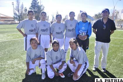 Las integrantes del equipo de Oruro Royal