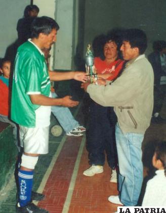 Celso Alanes recibe el trofeo como el más destacado en futsal