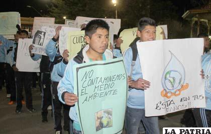 Protagonistas del desfile mostraron su preocupación por la contaminación del medio ambiente