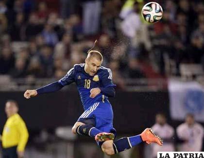 Rodrigo Palacio, tras un córner de Ángel Di María doblegó las frágiles manos del arquero trinitense