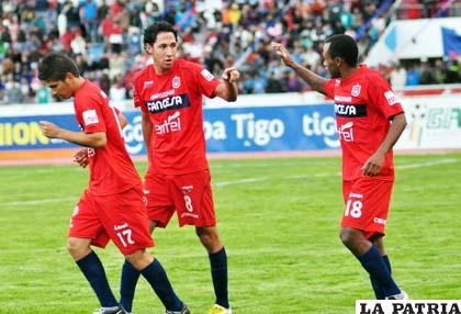 Saucedo seguirá en la “U”, el problema es con Pinedo