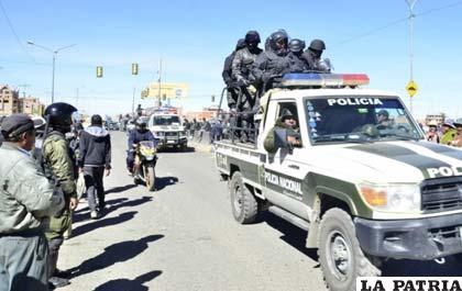 Policías que realizan el control en El Alto