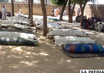 Cadáveres cubiertos tras un ataque por los islamistas de Boko Haram 
