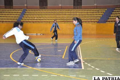 Un poco de futsal para recrear el entrenamiento
