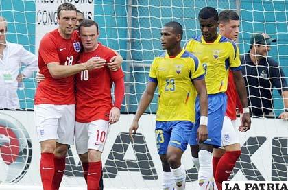 Wayne Rooney anotó el primero de Inglaterra