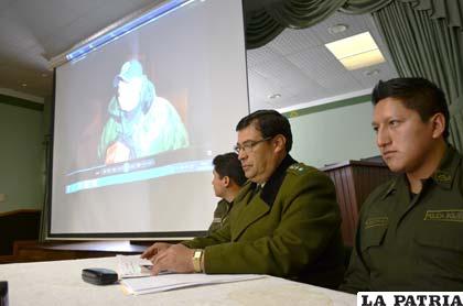 El capitán Boyerman junto al coronel Alarcón y el cabo Condori en la conferencia