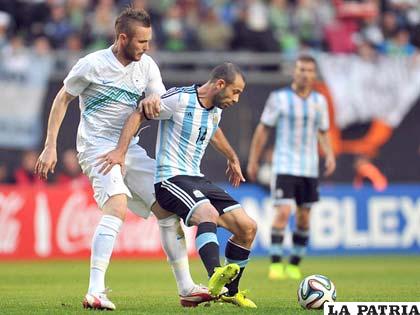 Mascherano con el dominio de la pelota