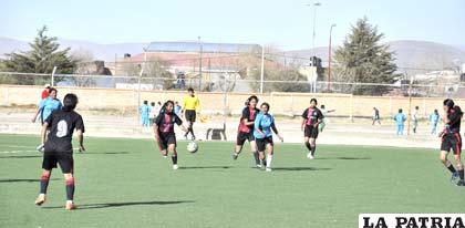 Una acción del partido entre Talento Poopó y Nacional Bolivia de Challapata