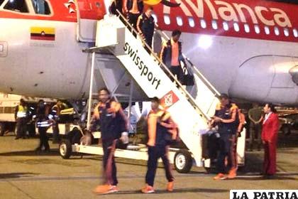 Los seleccionados descienden de la aeronave que los transportó a Brasil