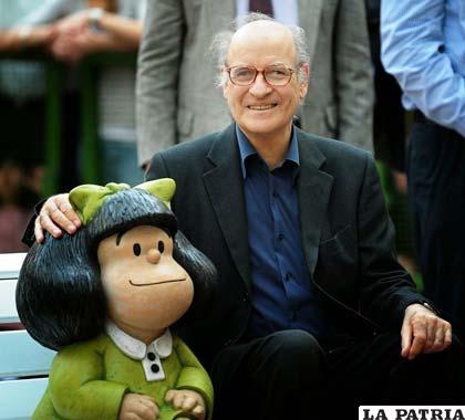 El humorista gráfico Quino, junto a su personaje Mafalda