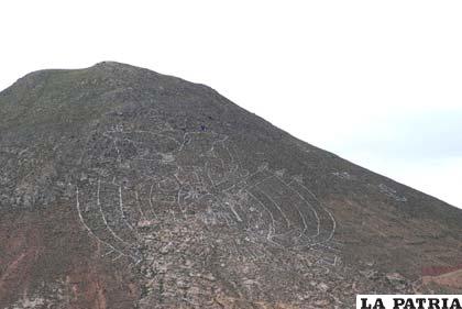 Escudo de Bolivia dibujado en el cerro San Pedro se considera como patrimonio