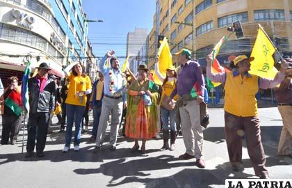 Doria Medina en su caminata en calles de La Paz