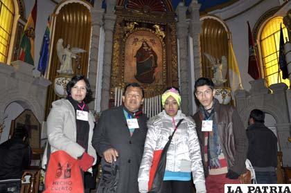 Los cuatro cuenta cuentos que están en Oruro narrando historias
