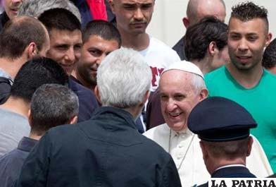 Papa Francisco compartiendo con presos