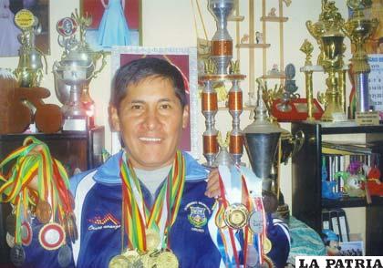 Max Paredes exhibe orgulloso sus trofeos y medallas