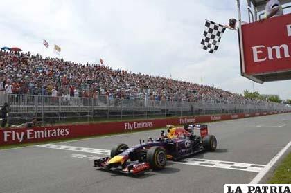 Daniel Ricciardo cruza la meta en Canadá