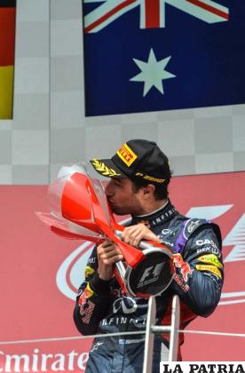 Daniel Ricciardo con el trofeo de campeón