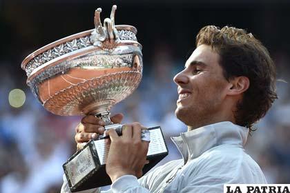Rafael Nadal con el trofeo de campeón de Roland Garros