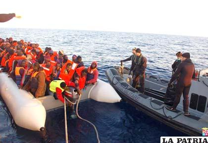 Migrantes rescatados llegan a las costas de Italia
