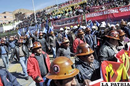 Mineros marchan festejando nuevo aniversario