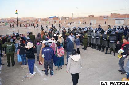 Desalojo que realizó la Policía a comerciantes que intentan emplazar mercado en área de equipamiento 