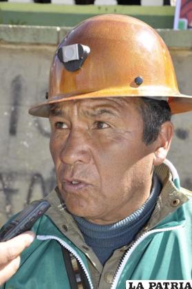 JOSÉ FIESTA (Mina Amayapampa): Nos beneficia la Ley Minera, existen varios artículos que están a nuestro favor. Nosotros como mineros agradecemos el cambio del Código de Minería a la Ley Minera. Antes estábamos sujetos a lo que escribieron los gringos y esto afectaba tanto a la producción minera, pero ahora estamos seguros que Bolivia mejorará en su producción.