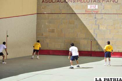 Vuelve la emoción del viril deporte de las tres paredes