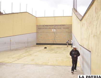 El frontón oficial de la avenida Sargento Flores