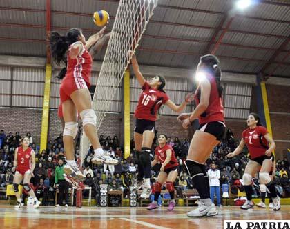 Gran despliegue de las orureñas para ganar el partido