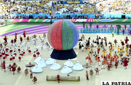 El colorido y la danza tradicional en la inauguración