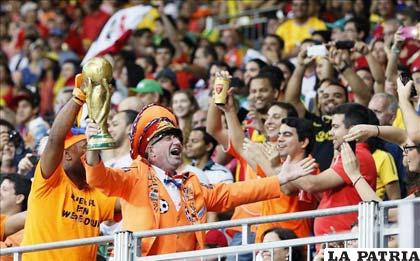 Seguidores de Holanda animan a su equipo durante el partido frente a España