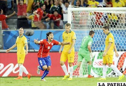 Jorge Valdivia celebra el gol que le anotó a Australia