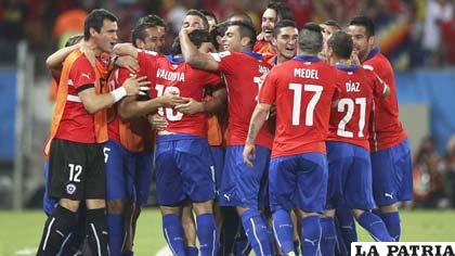 Chile celebra uno de sus goles ante Australia