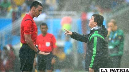 Otro árbitro que fue protagonista, Wilmar Roldán con Miguel Herrera, D.T. de México