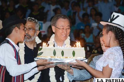 El secretario general de la ONU festejando su cumpleaños en Bolivia