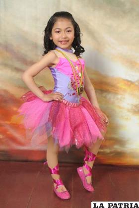 Victoria en el traje de Barbie con el que ganó como solista