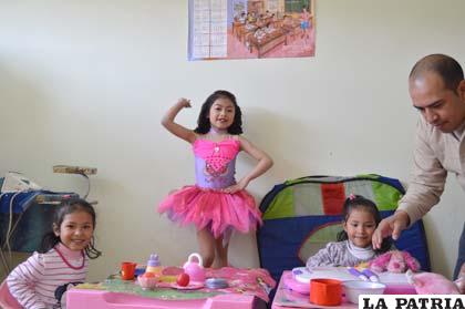 Jugando con papá y las hermanitas gemelas