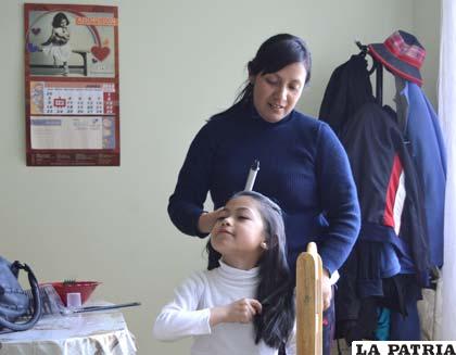 Su mamá hace de estilista
