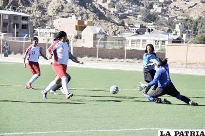 Una acción del partido que disputaron Bolivia Vinto y Sport Cruz 
