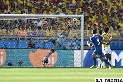 Gran atajada de David Ospina (Colombia) para evitar el empate de Grecia