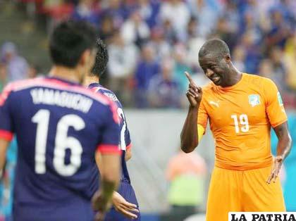 Yaya Touré jugador de Costa de Marfil hace un gesto en contra de los japoneses 