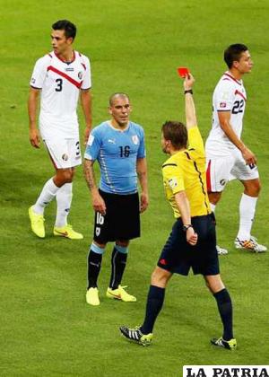 El uruguayo, Maxi Pereyra es el primer jugador expulsado en el Mundial Brasil 2014