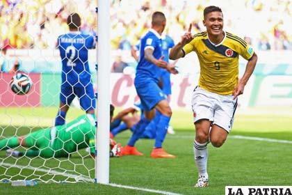 El festejo de Teófilo Gutiérrez autor del segundo gol de Colombia