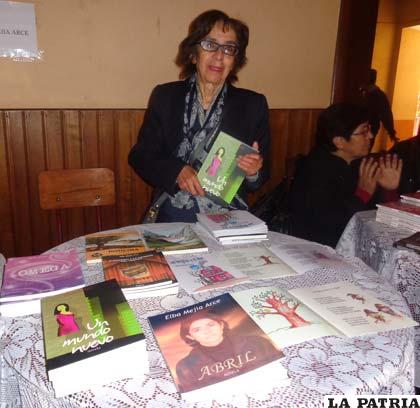 Elba Mejía junto a su producción literaria