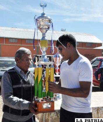Miguel Ríos entrega el trofeo de campeón