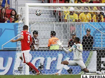 Haris Seferovic anota el gol del triunfo de Suiza