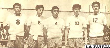 El equipo de Ingenieros, campeón del básquetbol orureño en 1970 (Montesinos con la casaca 12)