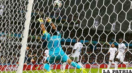 Valladares, el arquero de Honduras, nada puedo hacer para evitar el tercer gol de Francia mediante Benzema