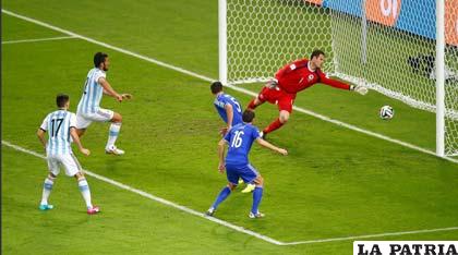 El gol en contra de Sead Kolasinac, en el partido Argentina frente a Bosnia, que terminó 2-1